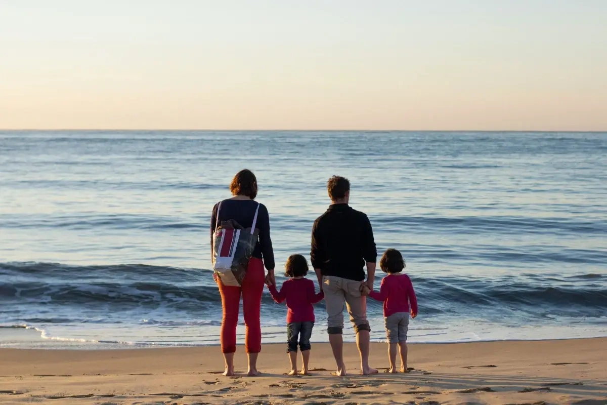 Få den hyggeligste familiedag på stranden med disse 4 gode råd
